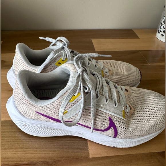 Light Pink Nike Pegasus - Picture 4 of 6